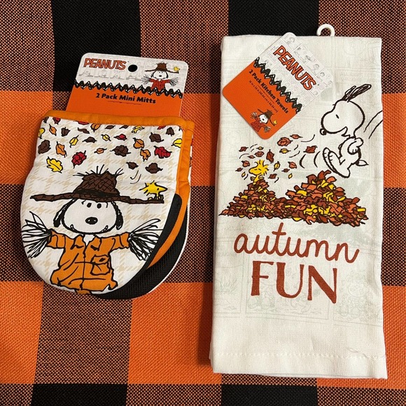 Peanuts Holiday Peanuts Fall Snoopy Wooodstock Leaf Pile Scarecrow